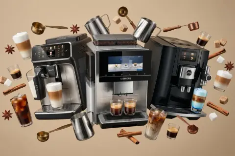Tre helautomatiska espressomaskiner visar upp olika kaffedrycker, kaffebönor och tillbehör. Vanligt kaffe i espressomaskin är bara början på en härlig kaffeupplevelse.