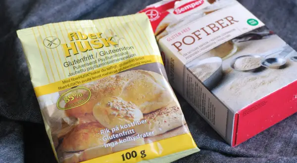 Två förpackningar med pofiber och fiberhusk, ingredienser för glutenfritt bak.