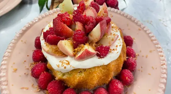 En härlig dessert med fluffig grädde, färska hallon och persikobitar. Ett perfekt softbake recept för sommaren.