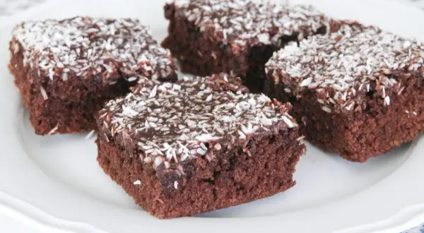 Fyra bitar chokladkaka med glasyr och kokosflingor, en klassisk snoddas kaka.