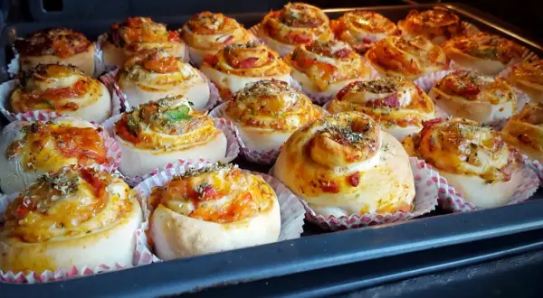 Nybakade pizzabullar i ugnen, redo att avnjutas. Ett perfekt pizzabullar recept för hela familjen.