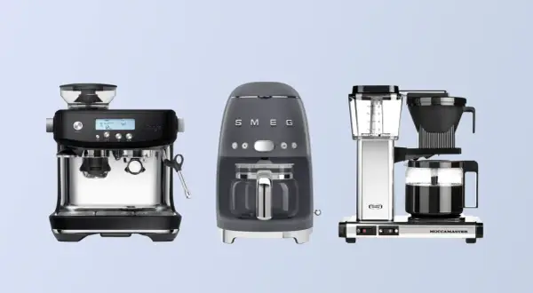 Tre olika kaffebryggare: en espressomaskin från Sage, en retro kaffebryggare från Smeg och en Moccamaster.