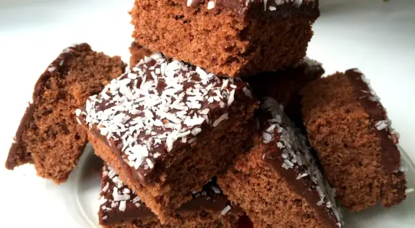 En hög med saftiga glutenfria mockarutor, toppade med chokladglasyr och kokosflingor. Perfekt för fikat!