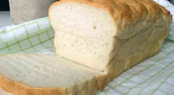 Nyttigt vitt bröd, perfekt för smörgåsar. Ett enkelt xantangummi recept ger detta fluffiga resultat.
