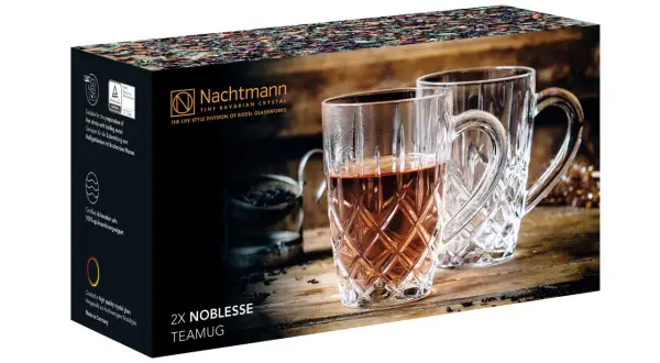 Två vackra kristallglas för te eller caffe latte, med klassiskt mönster. Perfekta för varma drycker.