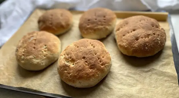 Fem nybakade bullar på en plåt, perfekta för ett semper grov mix recept.