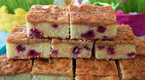 Glutenfri kaka i långpanna med körsbär och mandeltopping. En härlig glutenfri kaka i långpanna med havregryn som bas, fylld med saftiga körsbär och toppad med krispiga mandelflagor.