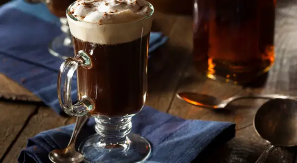 En Irish coffee med vispad grädde och kanel. En klassiker med en intressant irish coffee historia.
