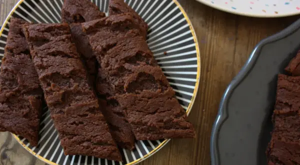 Chokladsnittar med flingsalt på en svartvitrandig tallrik. Dessa sega och rika chokladkakor är perfekta för fikat.