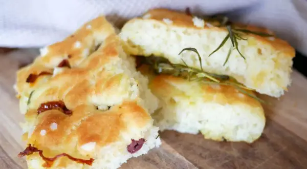 Glutenfri focaccia med rosmarin, oliver och soltorkade tomater. Leilas recept på glutenfri focaccia är en succé!