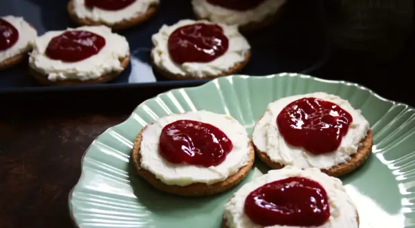 Små digestivekex med krämig topping och sylt. Perfekt för ett enkelt fika eller som inspiration till ett eget digestivekex recept.