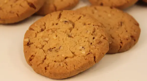 Nära bild på glutenfria bondkakor med nötter. De ser hembakade och goda ut.