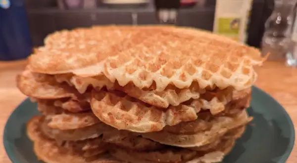 En hög med gyllene, glutenfria våfflor från Semper, redo att avnjutas.