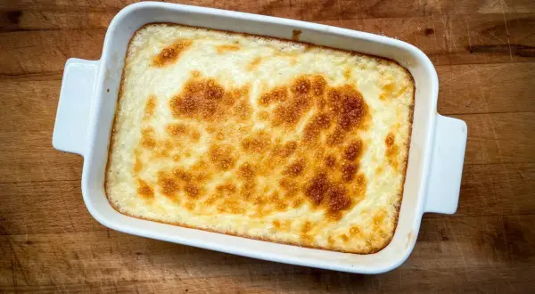 Nybakad risgrynsgröt i vit form, perfekt för ett mysigt risgrynspudding recept.