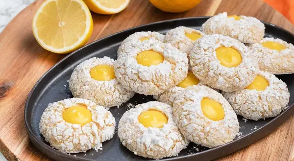 Småkakor med en fyllning av syrlig lemon curd, pudrade med florsocker. Perfekta till fikat!