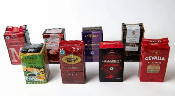 En samling av olika sorters test bryggkaffe, inklusive Gevalia, Löfbergs och Zoégas, redo att avnjutas.
