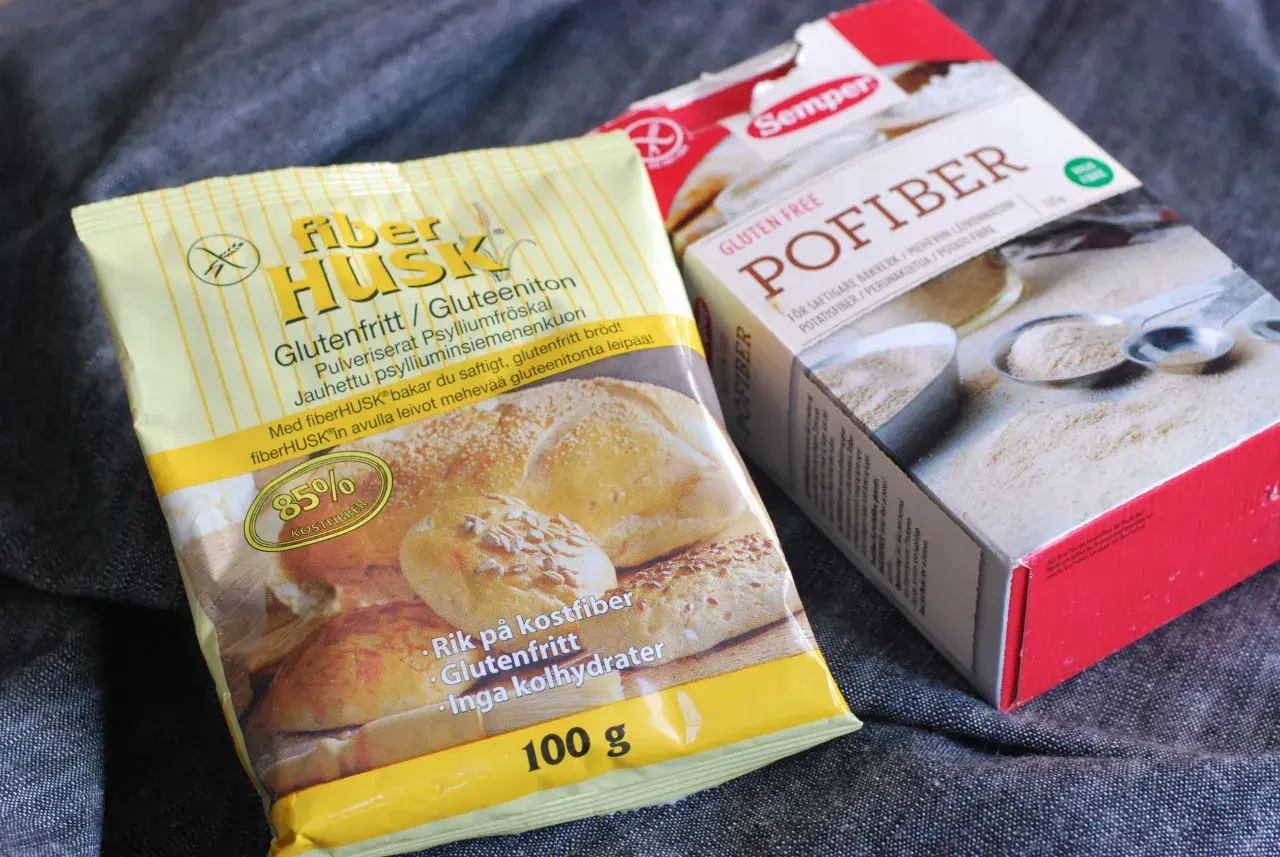 Två förpackningar med pofiber och fiberhusk, ingredienser för glutenfritt bak.