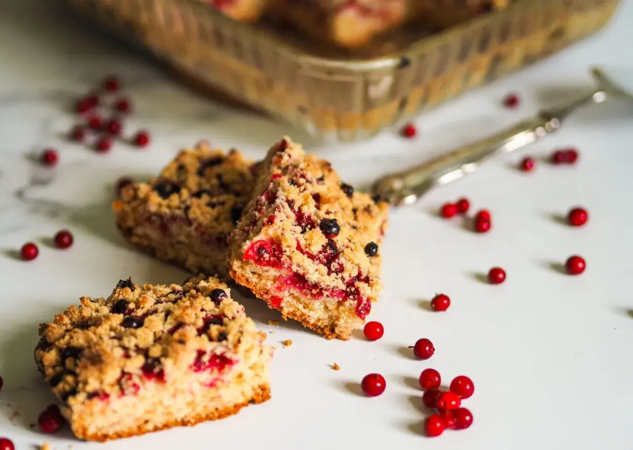 Saftig glutenfri lingonkaka med smuldeg och färska lingon. En härlig svensk klassiker!
