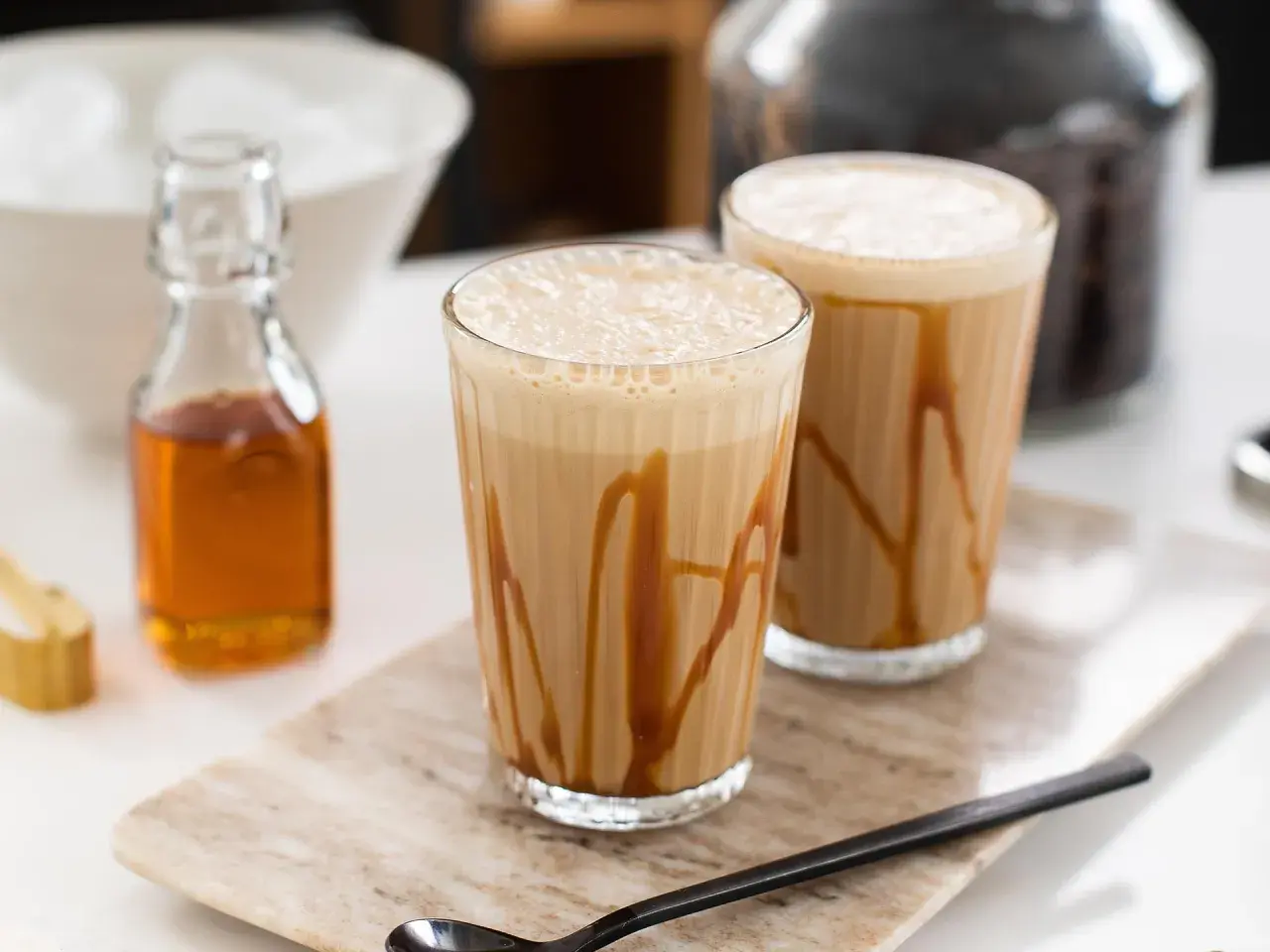 Två glas med karamellfrappé, redo att avnjutas. Ett enkelt frappe recept för en varm sommardag.