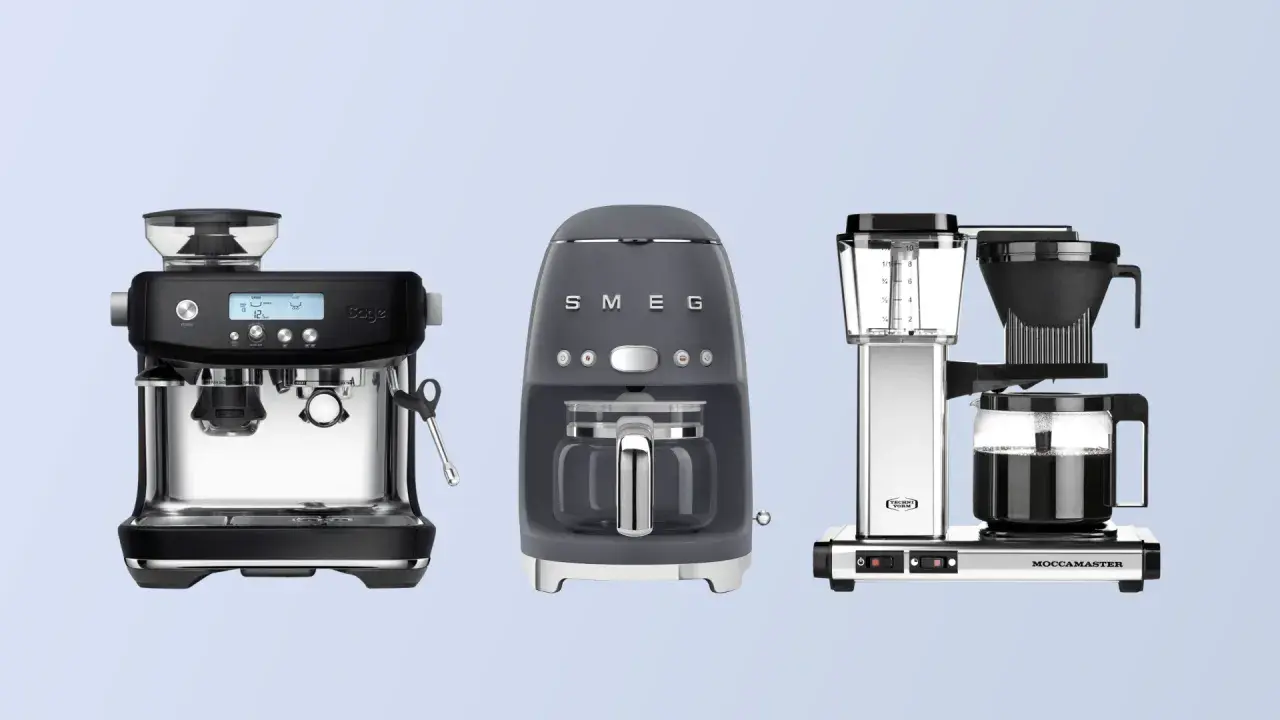 Tre olika kaffebryggare: en espressomaskin från Sage, en retro kaffebryggare från Smeg och en Moccamaster.