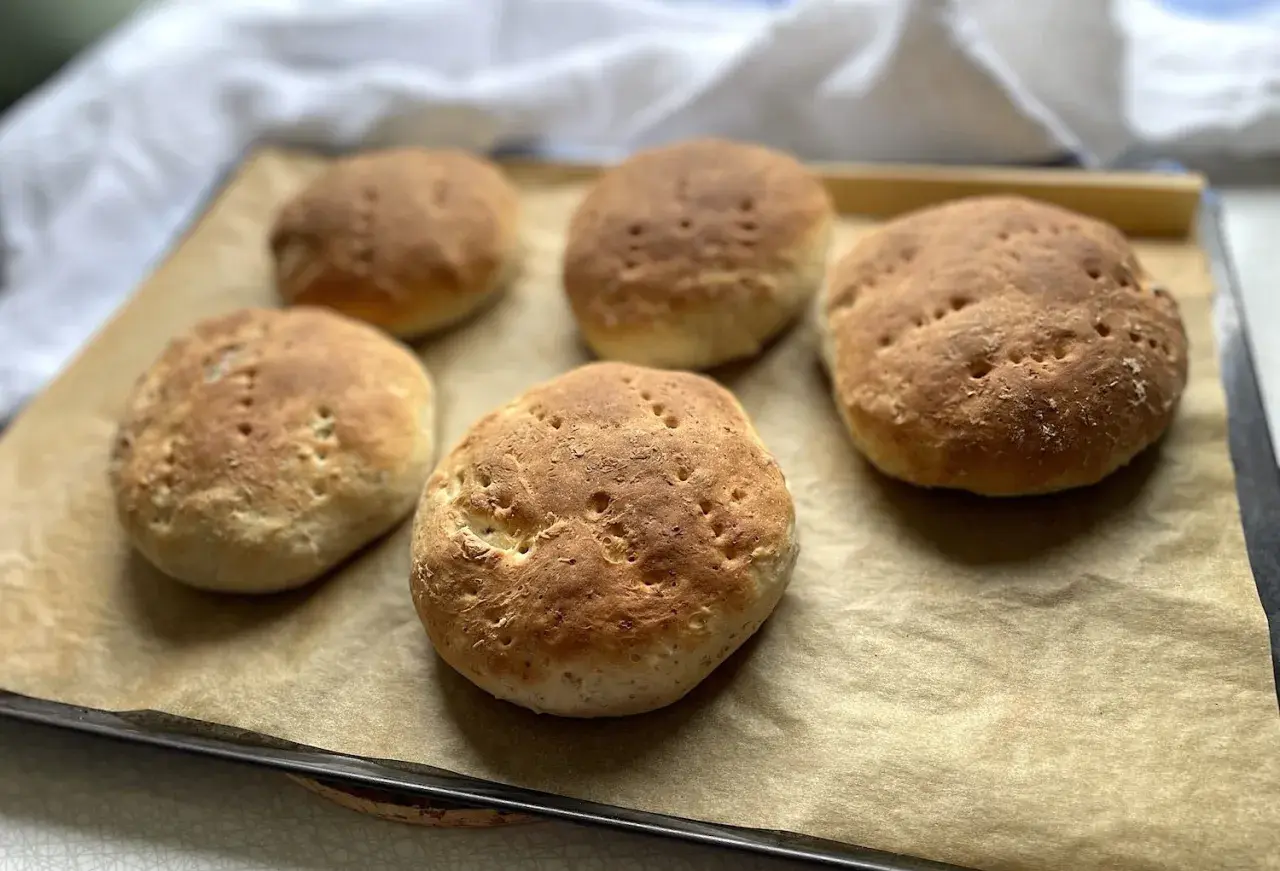 Fem nybakade bullar på en plåt, perfekta för ett semper grov mix recept.