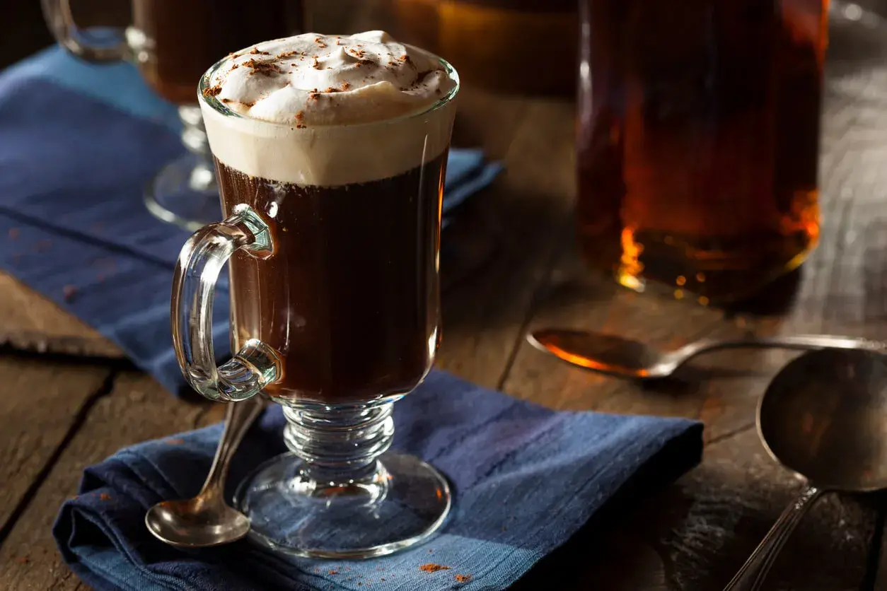En Irish coffee med vispad grädde och kanel. En klassiker med en intressant irish coffee historia.