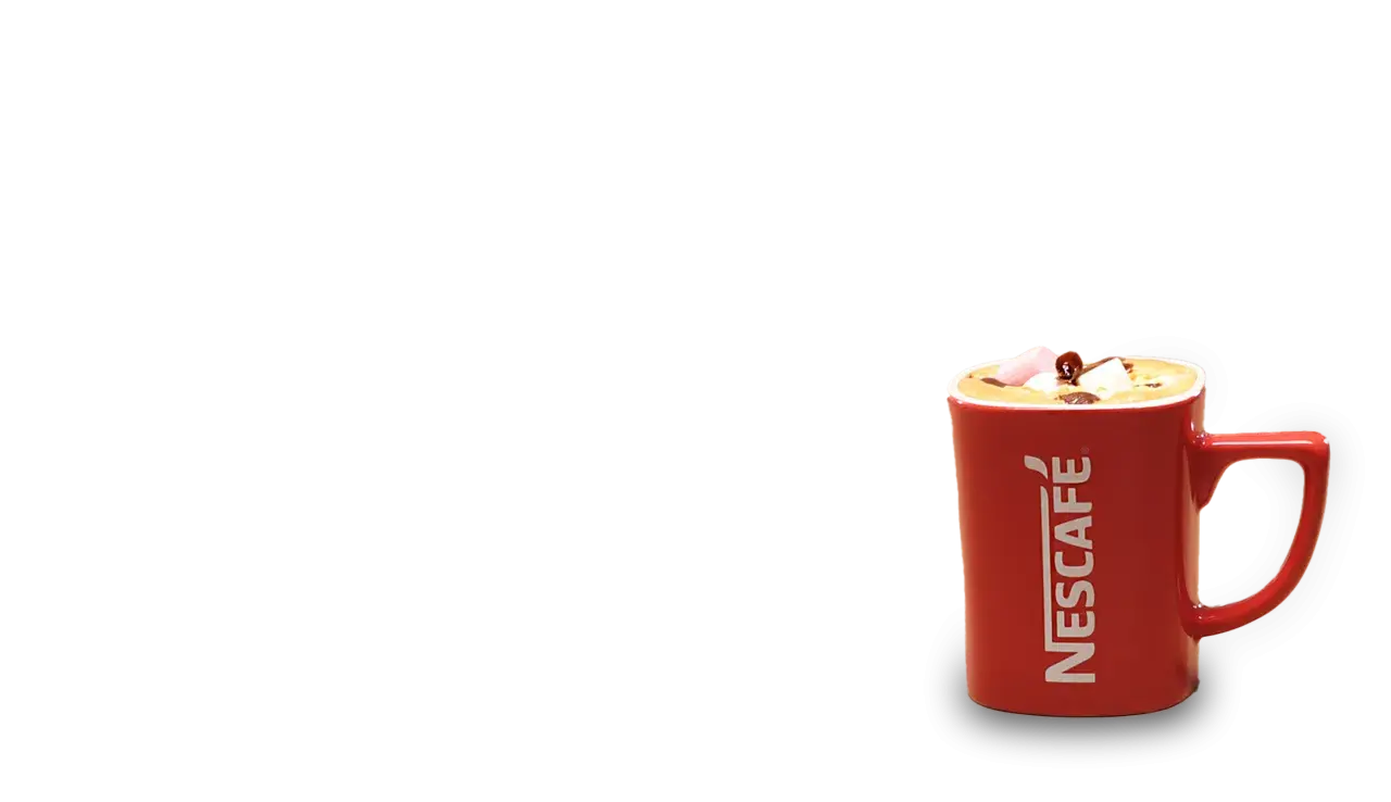 En röd Nescafé-mugg med en härlig café moca, toppad med marshmallows och choklad.