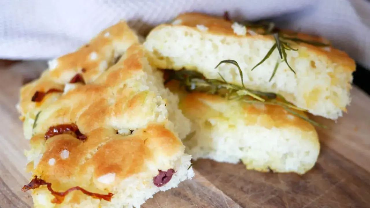 Glutenfri focaccia med rosmarin, oliver och soltorkade tomater. Leilas recept på glutenfri focaccia är en succé!