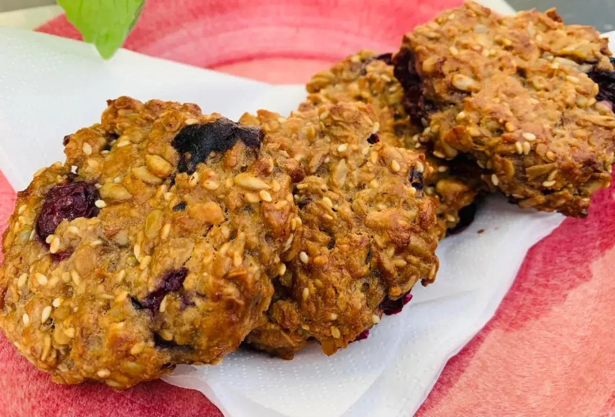 Nybakade havrekakor med bär och frön, perfekta för ett enkelt havrekakor recept.