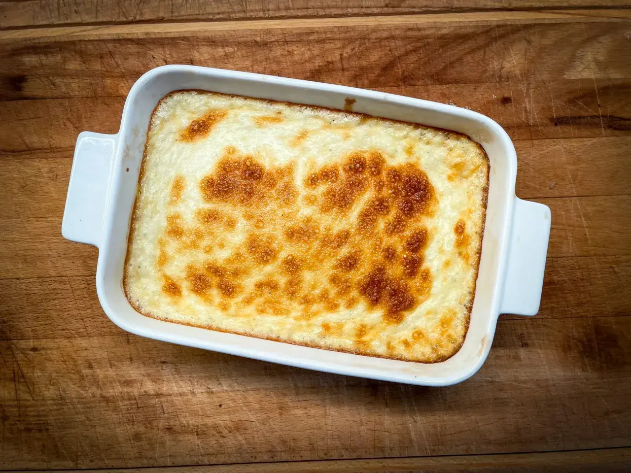 Nybakad risgrynsgröt i vit form, perfekt för ett mysigt risgrynspudding recept.