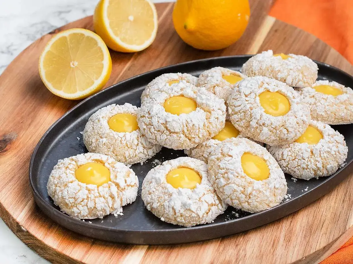 Småkakor med en fyllning av syrlig lemon curd, pudrade med florsocker. Perfekta till fikat!