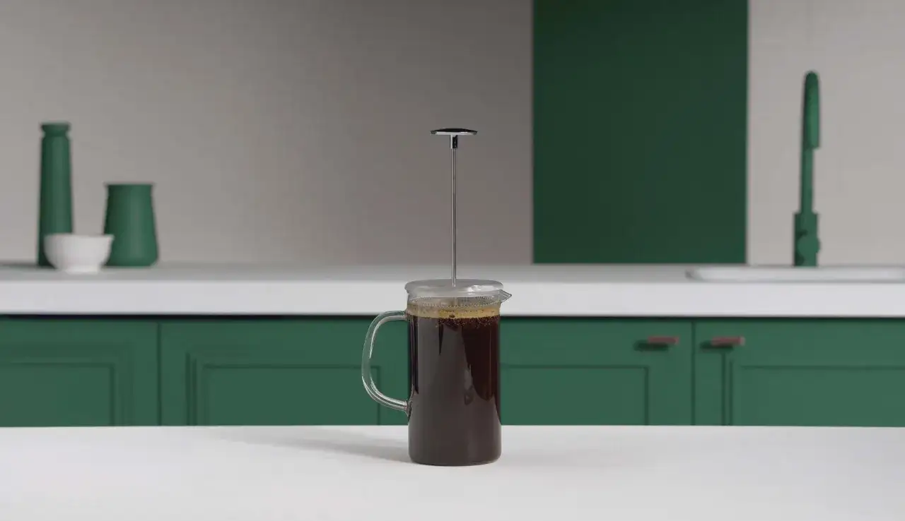 En presskaffe mått med mörkt kaffe. Enkel och stilren design i ett modernt kök.