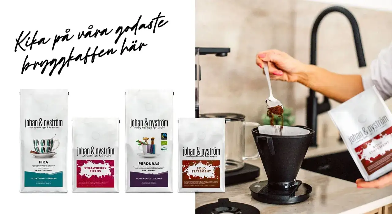 Johan & Nystr&ouml;m presenterar sina godaste bryggkaffen. En skopa kaffe l&auml;ggs i filterh&aring;llaren, perfekt f&ouml;r att m&auml;ta hur m&aring;nga matskedar kaffe per kopp du vill ha.
