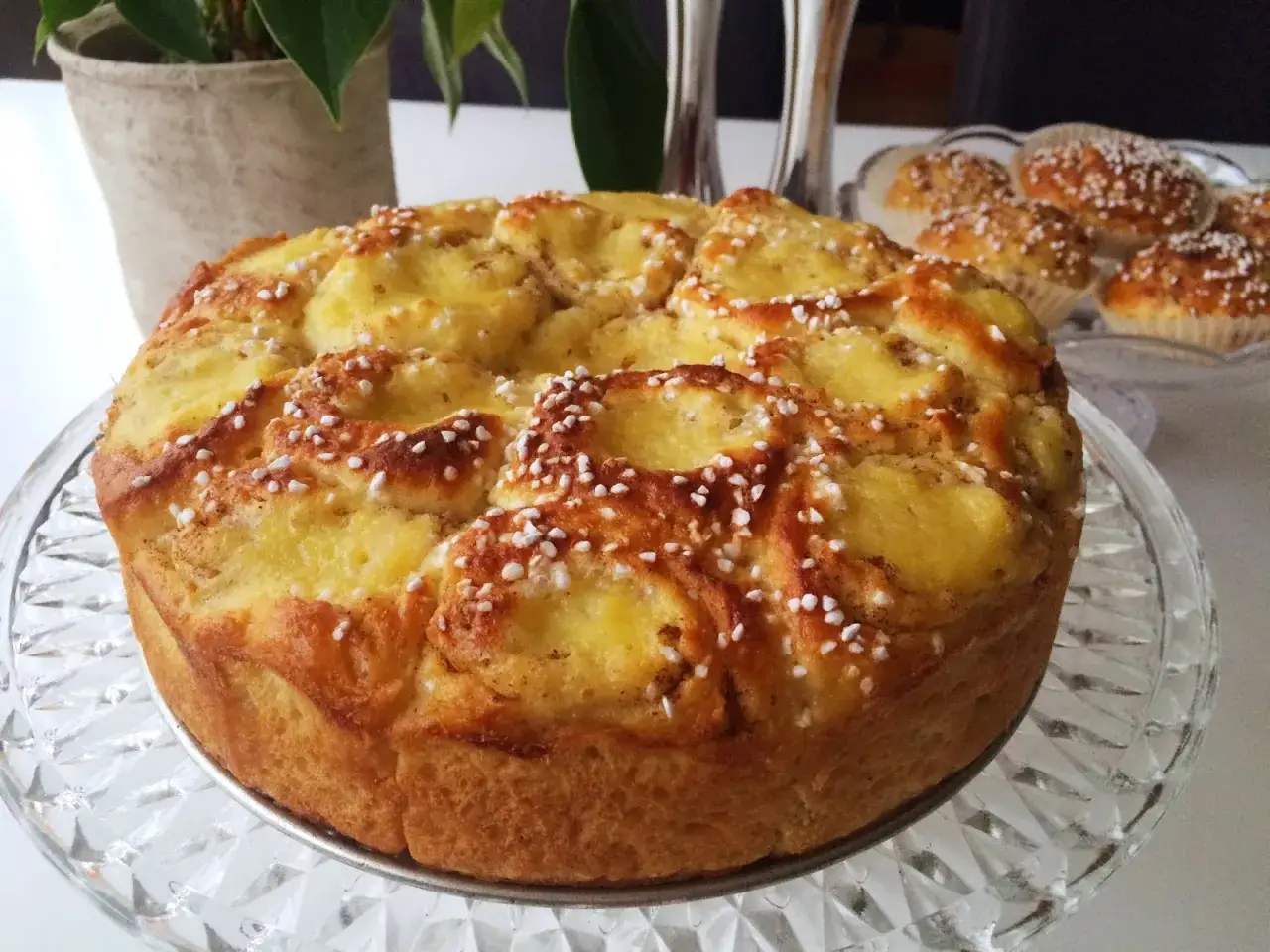 En saftig glutenfri sverigekaka med gyllene fyllning och pärlsocker. Perfekt för fikat!