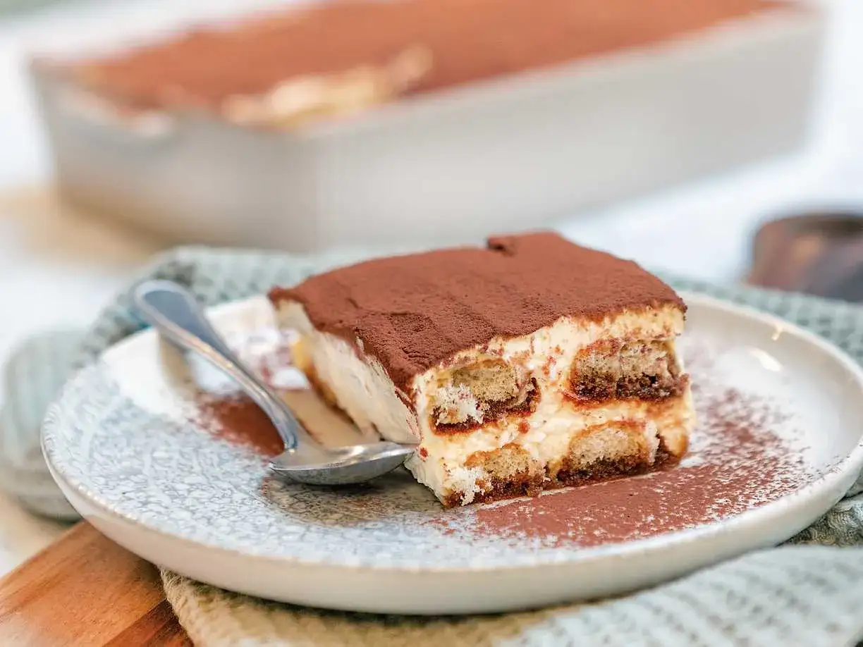 En bit krämig tiramisu med kex och kakao, redo att avnjutas. Ett perfekt tiramisu recept för alla tillfällen.