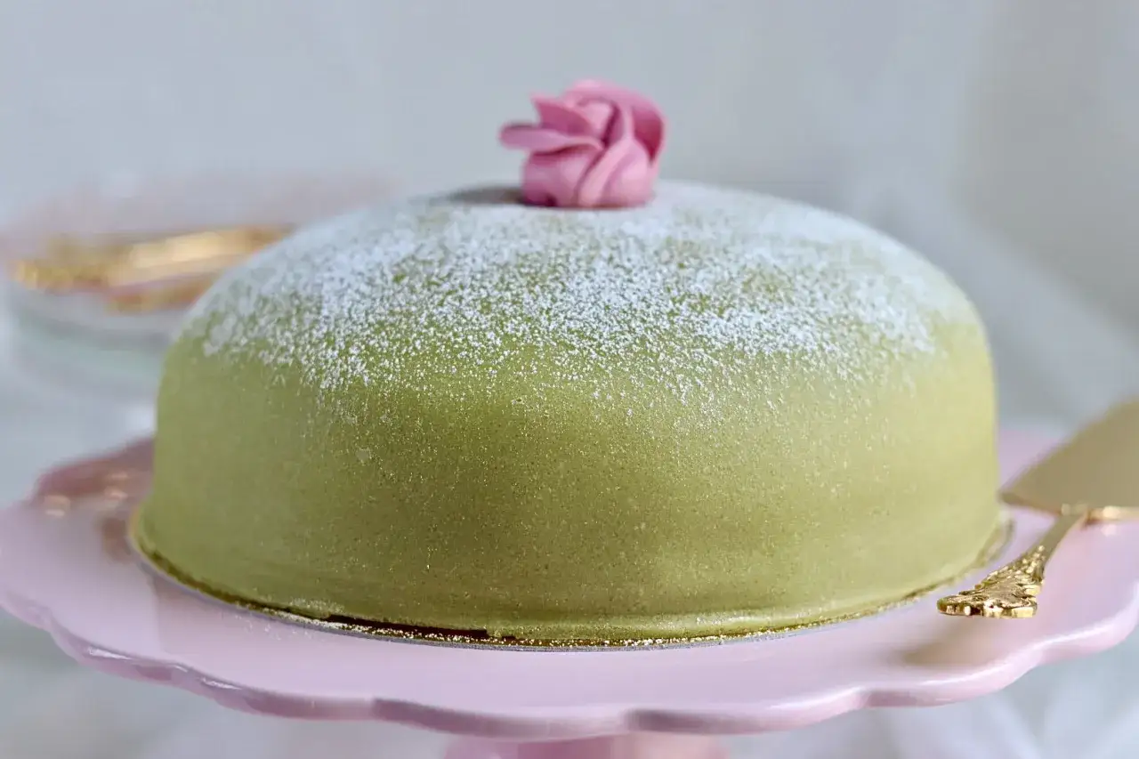 Grön prinsesstårta med rosa ros och pudersocker. Perfekt att baka glutenfritt för en festlig fika.