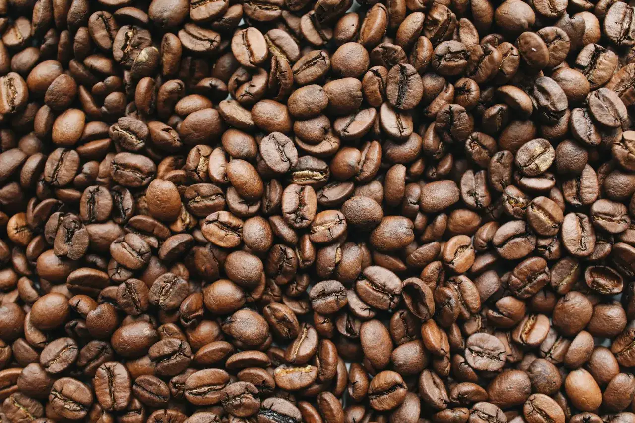En n&auml;rbild av rostade kaffeb&ouml;nor. Vem uppfann kaffe? Legenden s&auml;ger en getherde i Etiopien.
