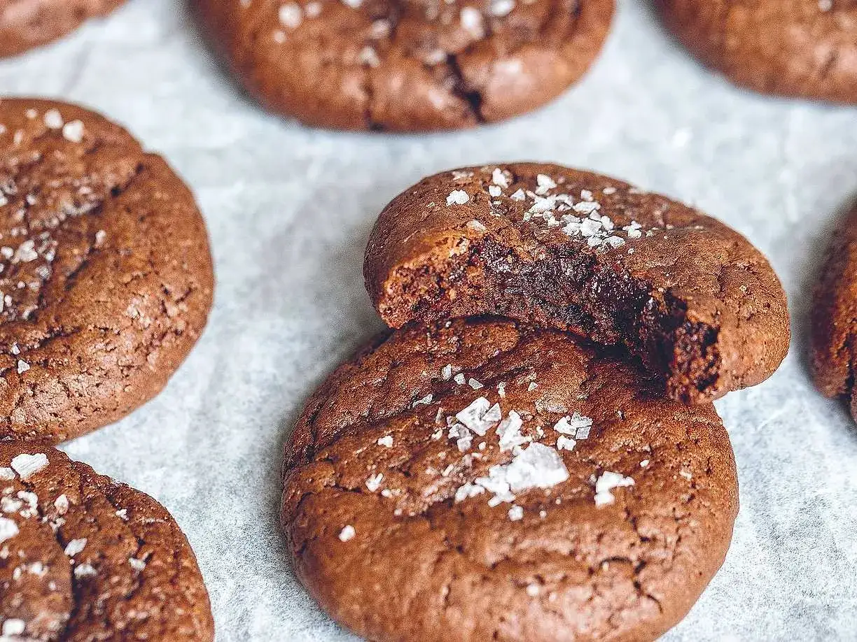 M&ouml;rka chokladsnittar med flingsalt, en perfekt balans mellan s&ouml;tt och salt. En tugga avsl&ouml;jar en mjuk och seg insida.