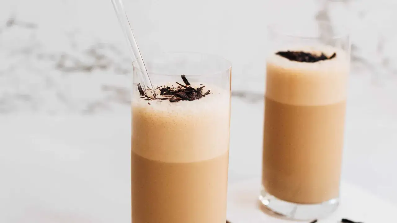 Tv&aring; glas med kr&auml;mig islatte, toppad med chokladsp&aring;n. Perfekt f&ouml;r en varm dag, eller som en lyxig dubbel espresso-upplevelse.
