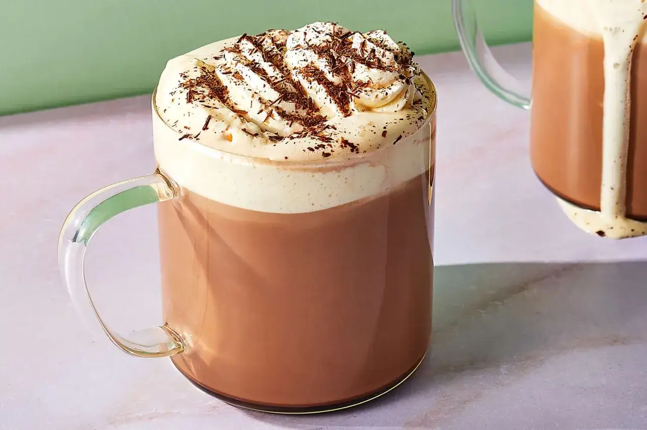 En h&auml;rlig caf&eacute; moca med vispgr&auml;dde och chokladstr&ouml;ssel. Perfekt f&ouml;r en mysig stund.