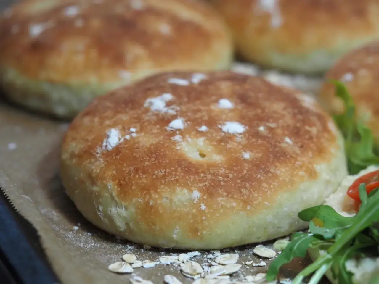 Nybakade havrekakor, perfekta f&ouml;r ett enkelt havrekakor recept. Str&ouml;sslade med lite mj&ouml;l och havre.