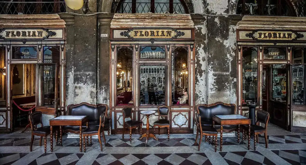 Elegant caf&eacute; Florian i Italien, med sina klassiska m&ouml;bler och speglade fasader, bjuder in till en stunds njutning med en kopp kaffe.