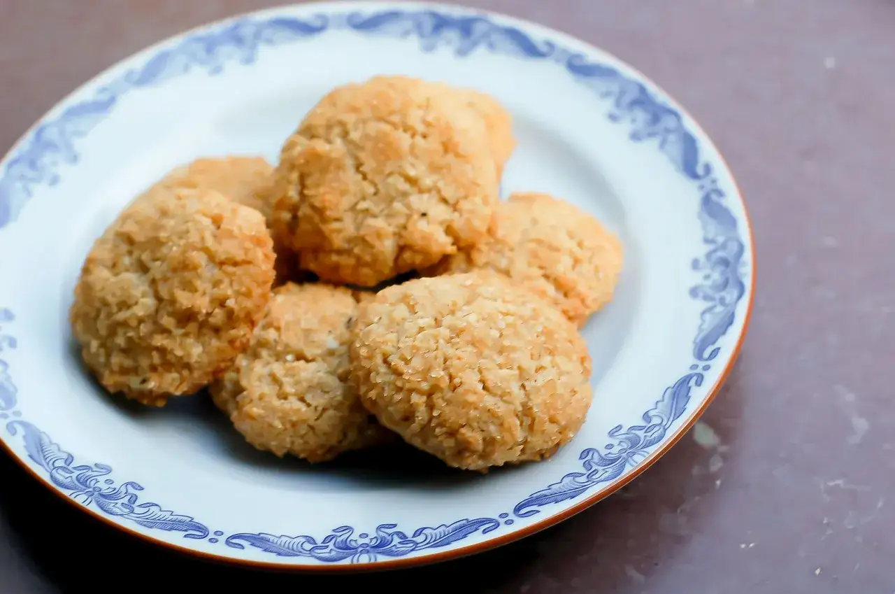 En tallrik med glutenfria sm&aring;kakor, kanske Lailas, med en vacker bl&aring; kant.