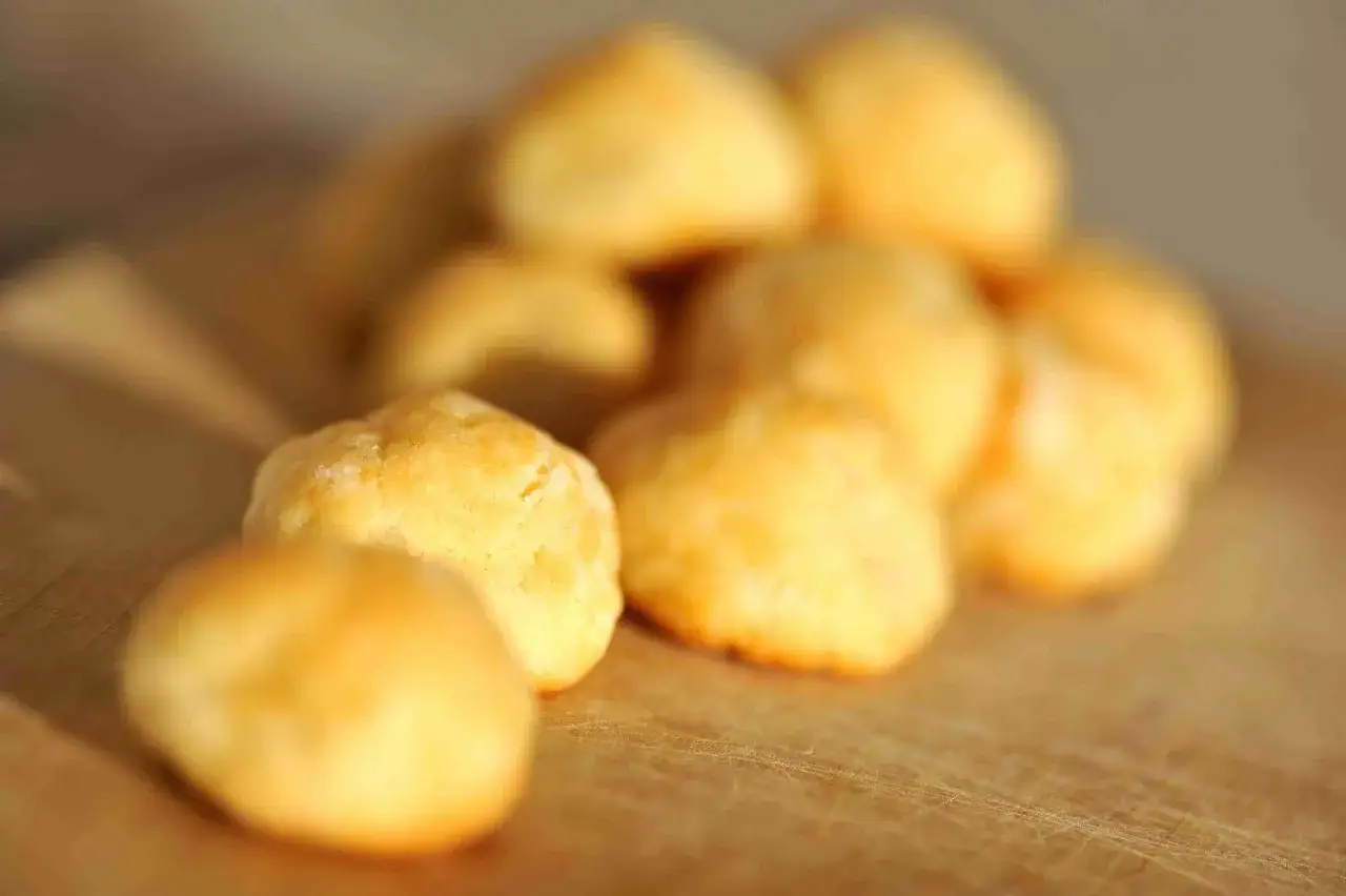 Sm&aring;, gyllene bakverk ligger utspridda p&aring; en tr&auml;yta. Perfekt f&ouml;r ett glutenfritt julbak.