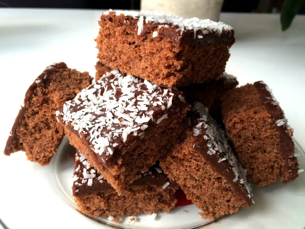 En h&ouml;g med saftiga glutenfria mockarutor, toppade med chokladglasyr och kokosflingor. Perfekt f&ouml;r fikat!