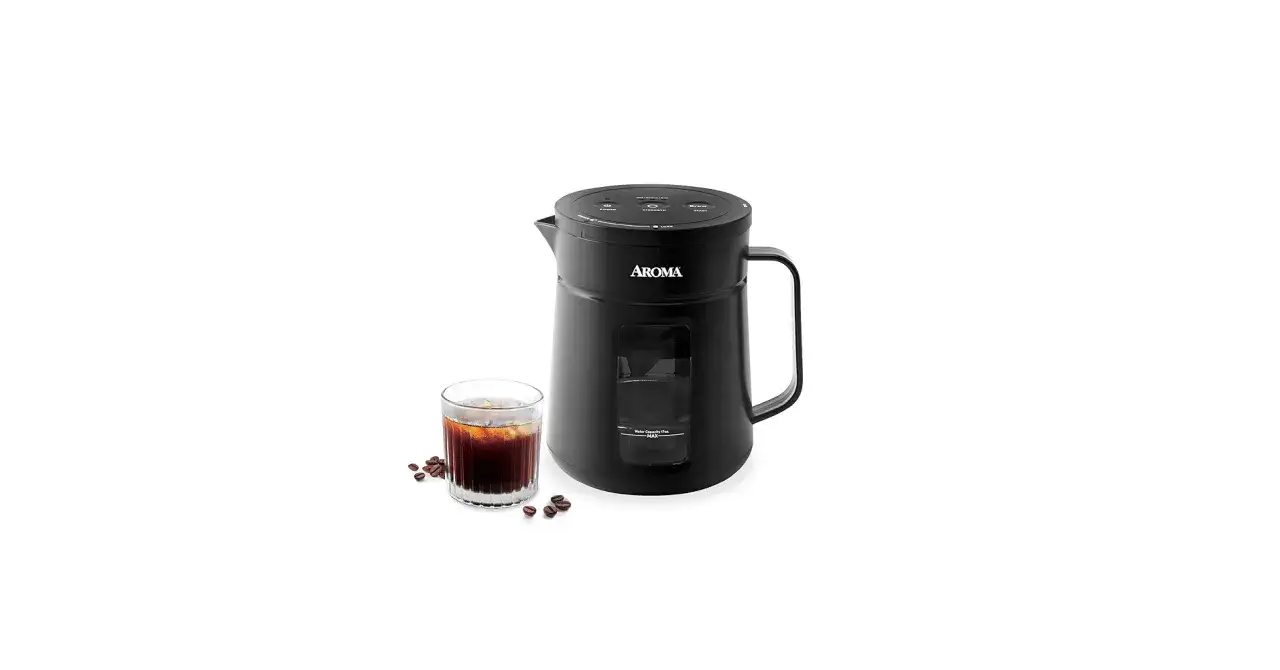 Svart kaffebryggare med ett glas iskaffe och kaffeb&ouml;nor. F&ouml;rbered dig p&aring; det godaste kaffet hemma med denna Aroma-bryggare.