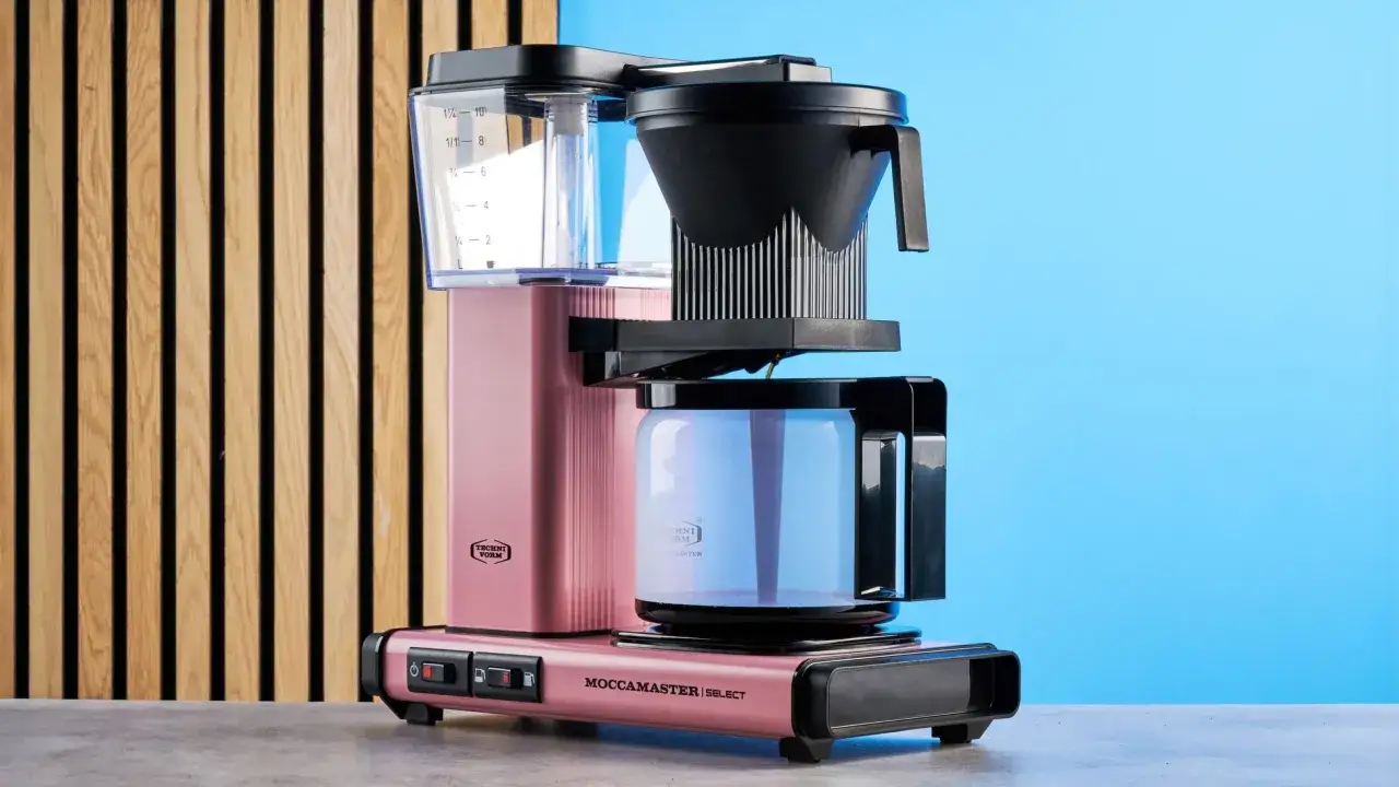 Rosa Moccamaster Select kaffebryggare med vattenbehållare som visar mängd. Perfekt moccamaster temperatur för gott kaffe.