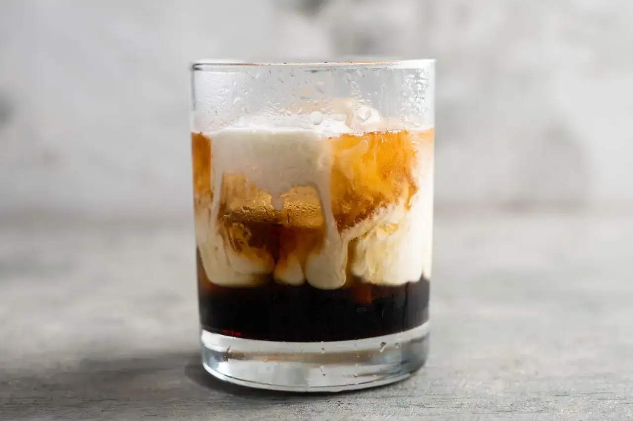En l&auml;cker kaffedrink med Cointreau, d&auml;r gr&auml;dde och kaffe virvlar i ett glas.