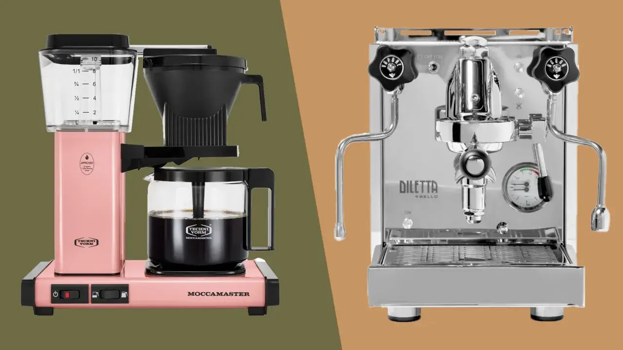 En rosa Moccamaster bryggare bredvid en blank espressomaskin. B&aring;da maskinerna &auml;r redo att g&ouml;ra ditt vanligt kaffe i espressomaskin.