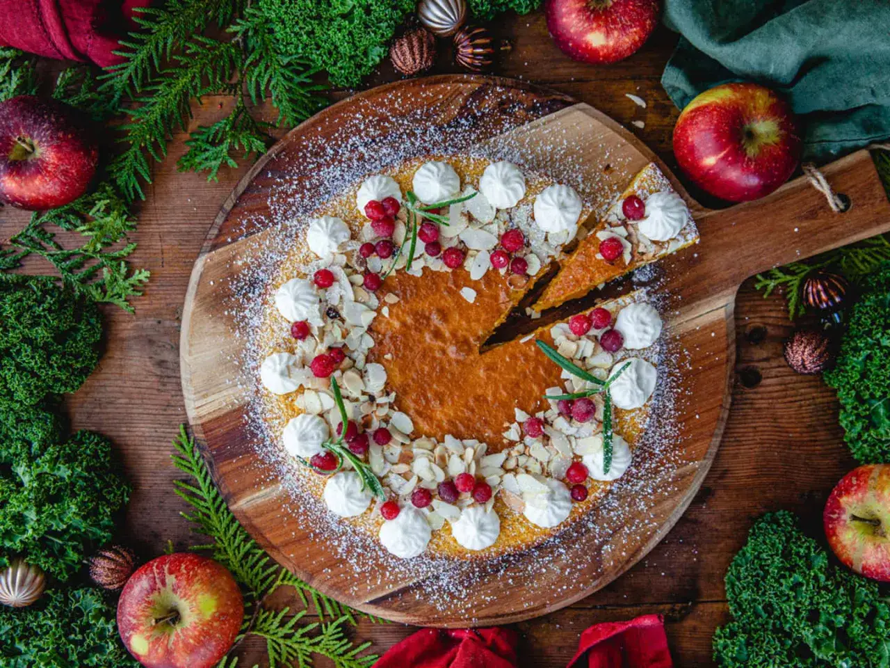 En glutenfri saffranskladdkaka med vit choklad, dekorerad med mar&auml;ng, lingon och mandel. Perfekt till jul!